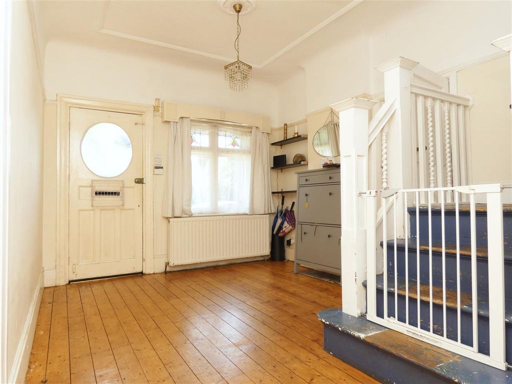 Property photo 3 of 22 Entrance Hall