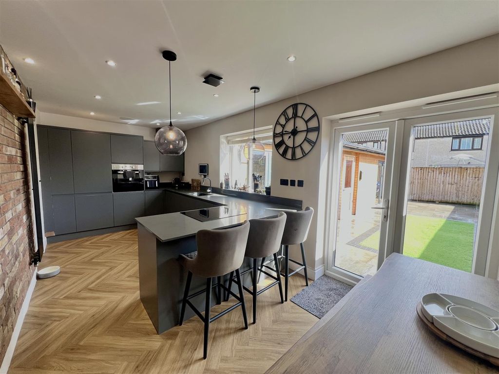 Property photo 3 of 27