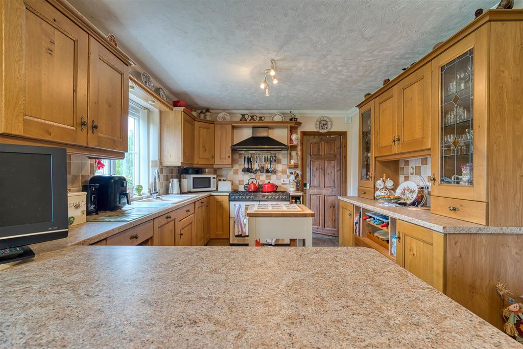 Property photo 3 of 12 Kitchen