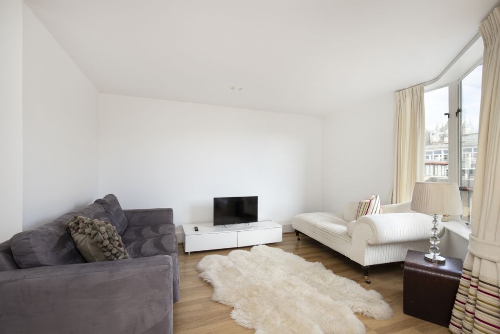 Property photo 2 of 11 Admirals Court