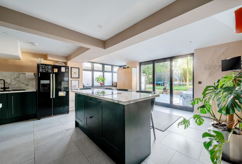 Property photo 3 of 14 1383102-18-691c48...