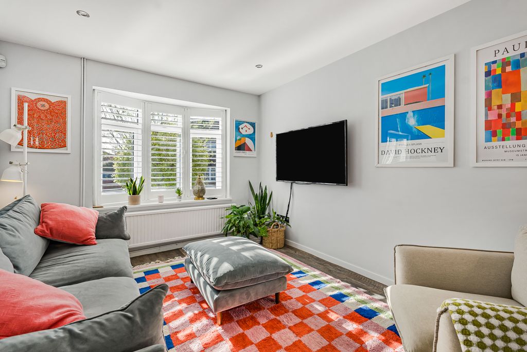 Property photo 2 of 17 Lounge