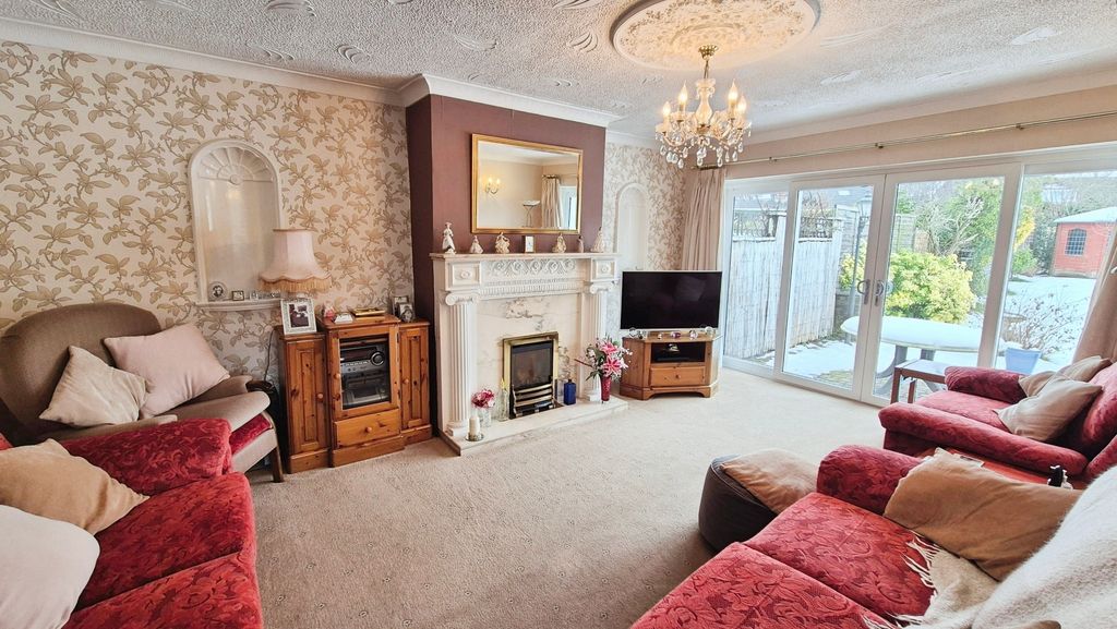 Property photo 3 of 22 Lounge