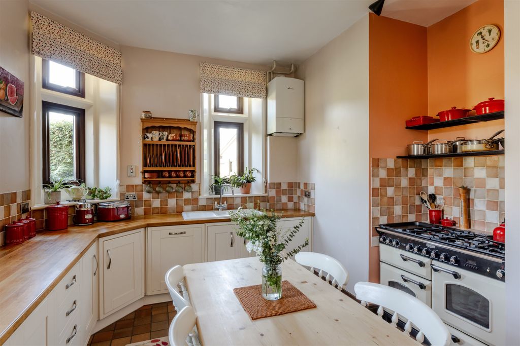 Property photo 2 of 31