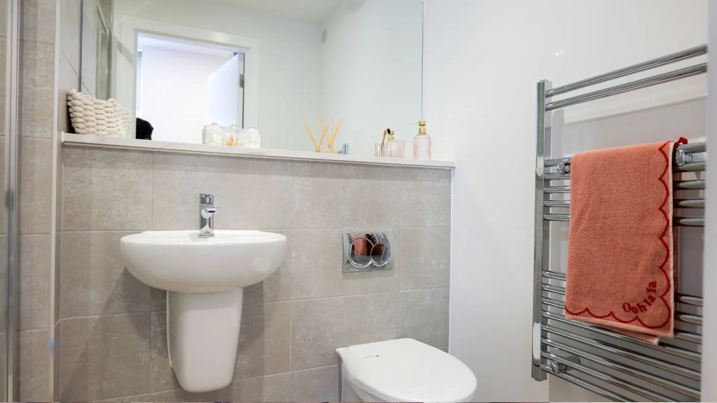 Property photo 2 of 7 Bathroom