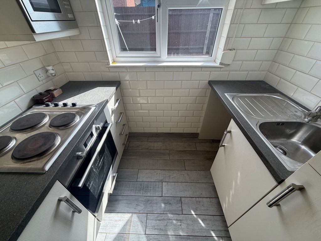 Property photo 3 of 6 Kitchen