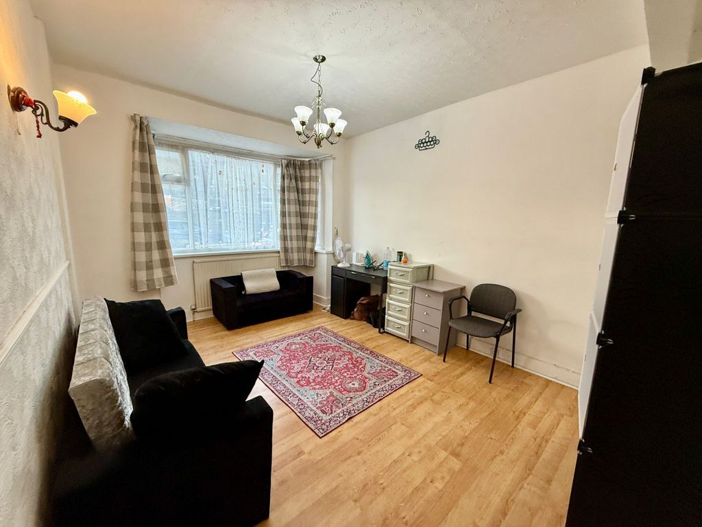 Property photo 1 of 11 4-Bedroom Terraced House Near Upton Park