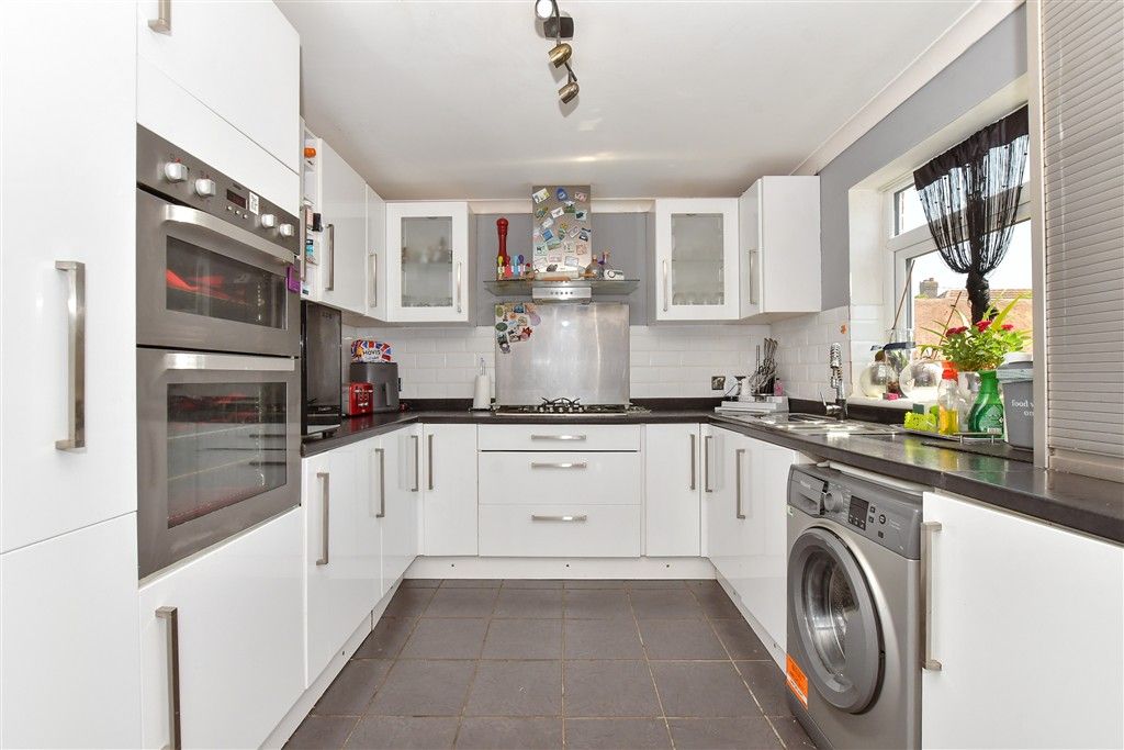 Property photo 3 of 12 Kitchen
