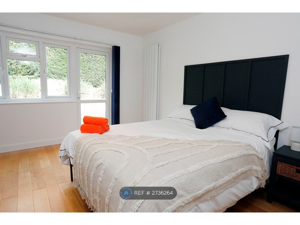 Property photo 1 of 9 Bedroom With Garden Access