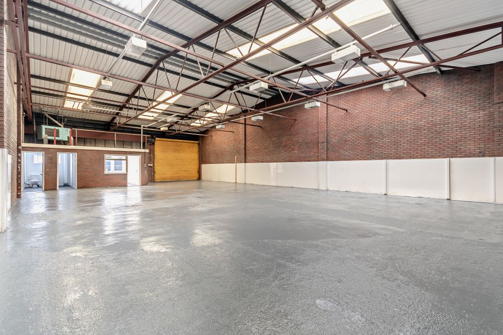 Property photo 3 of 10 8678928-Interior03-800