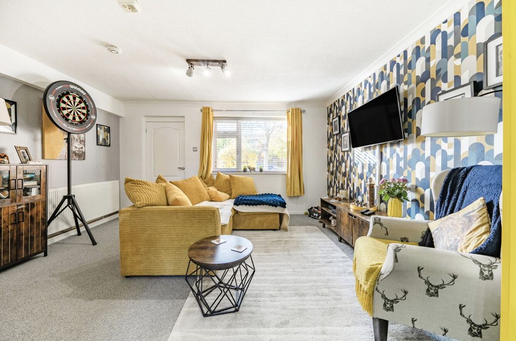 Property photo 2 of 9 Living / Dining Room