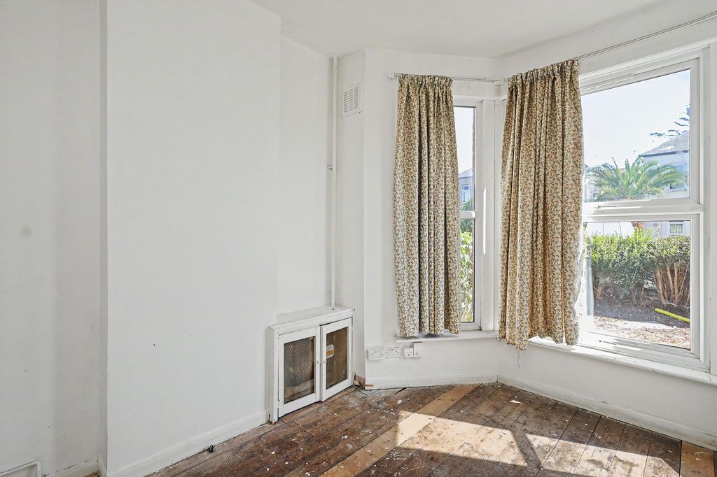 Property photo 3 of 13 Flat B, 23 Eastwood Road, Ilford, Ig3 8Up