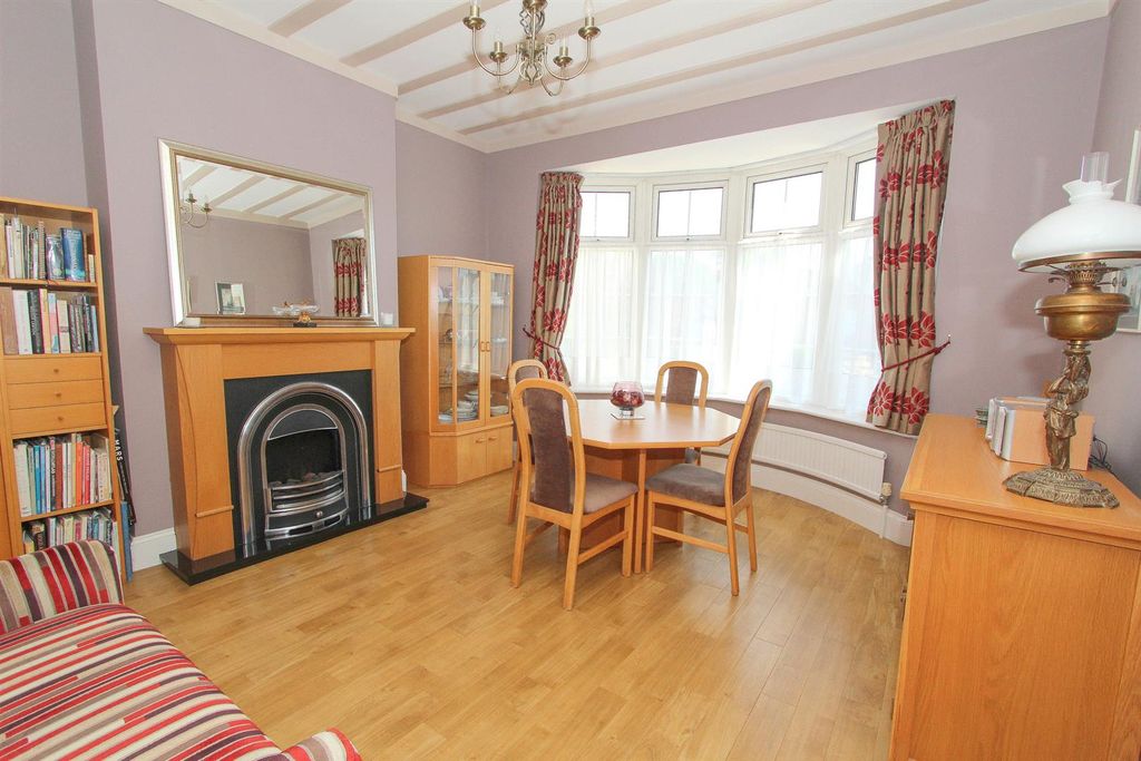 Property photo 3 of 24 Din.Jpg