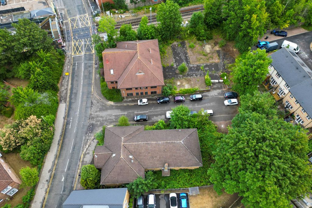 Property photo 3 of 8 2 &amp; 2B Guildford Road, Chertsey, Kt16 9Bj