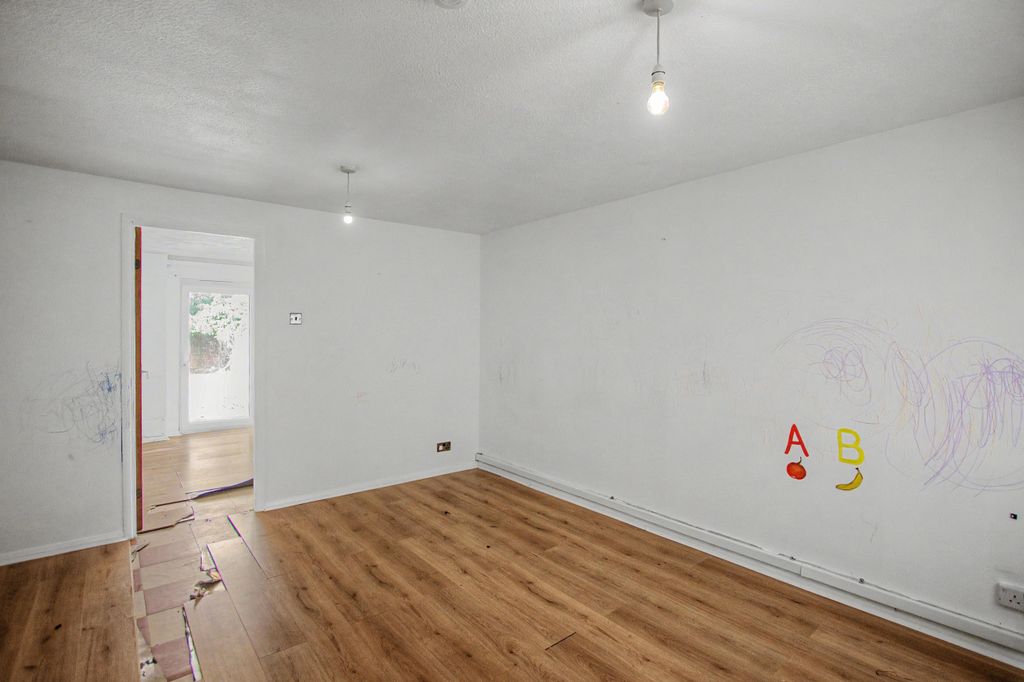Property photo 2 of 18 7 Pitfield Crescent, Thamesmead, London, Se28 8Rg