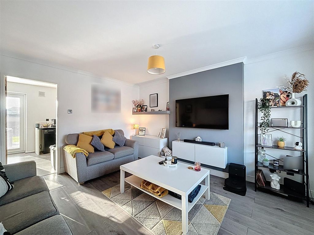 Property photo 2 of 23 Lounge