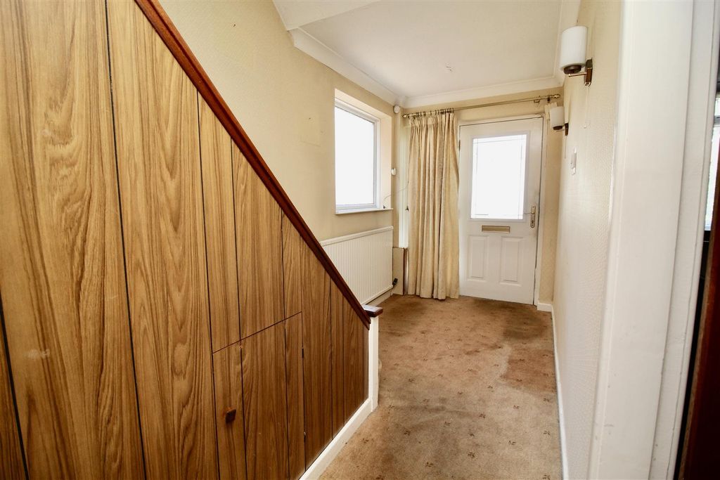Property photo 2 of 19 Entrance Hallway