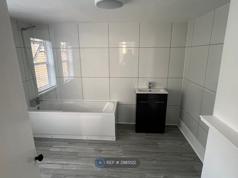 Property photo 3 of 17 Bathroom