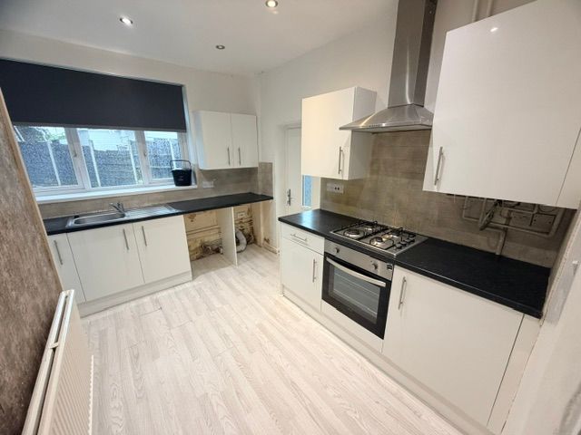 Property photo 3 of 8 Kitchen