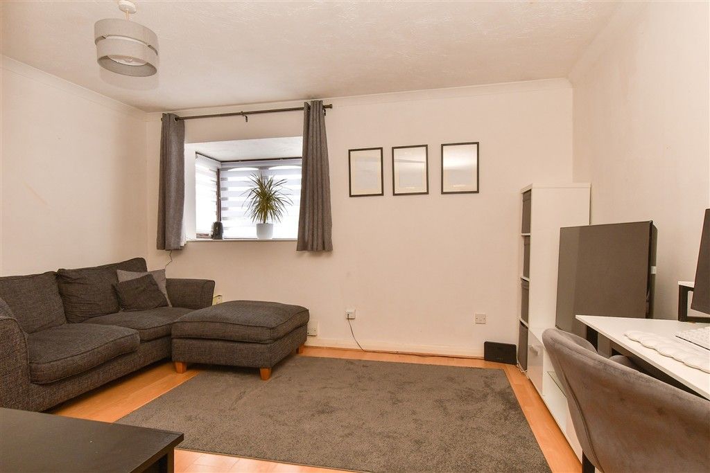 Property photo 1 of 12 Lounge