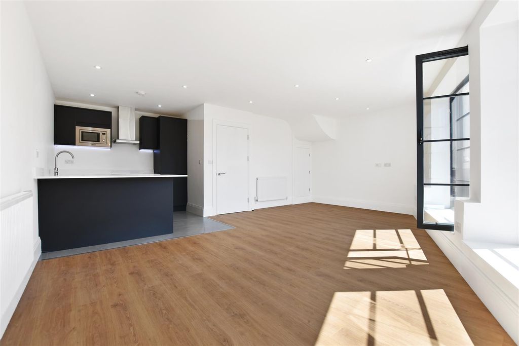 Property photo 2 of 8 96d73d2F-4A73-460d-8202-89Ff12Cff89Brhmsc - Flat 2