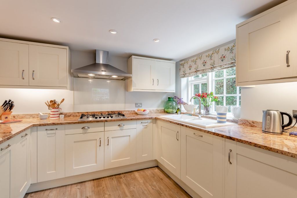 Property photo 2 of 11 Kitchen