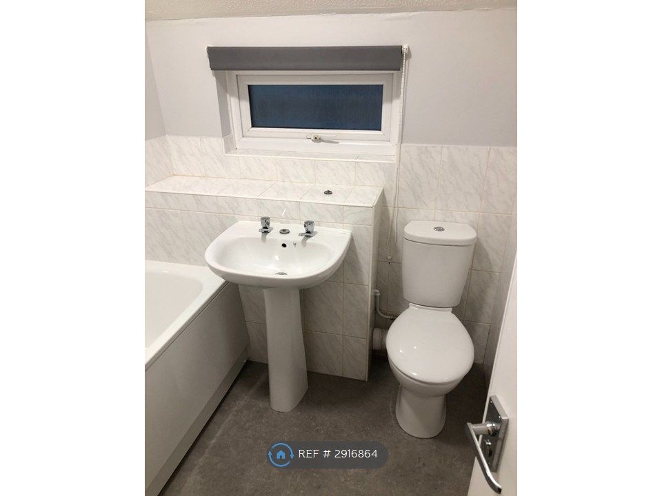 Property photo 3 of 10 Bathroom