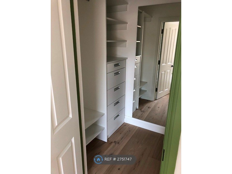 Property photo 2 of 8 Walk-In Wardrobe