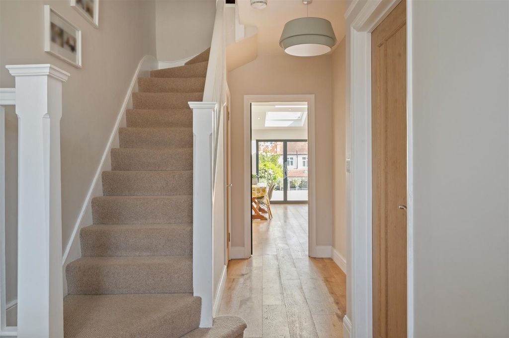 Property photo 2 of 18 Greenwood Close