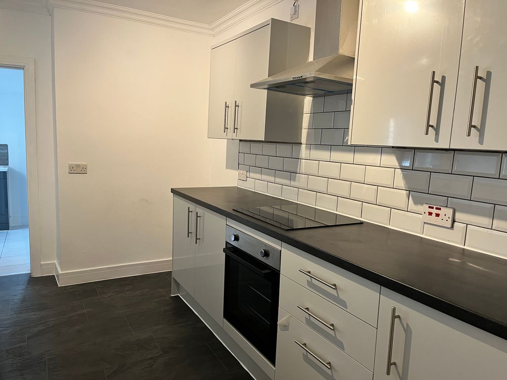 Property photo 3 of 11 Kitchen