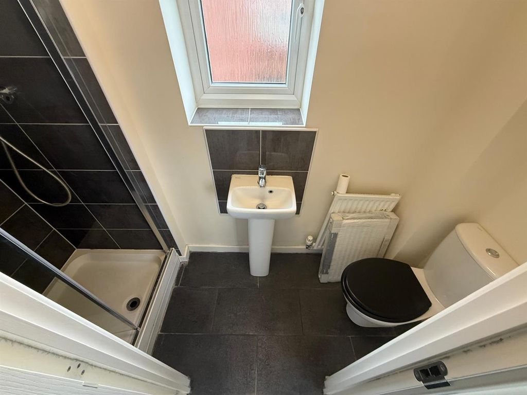 Property photo 2 of 31 Bathroom 2.0