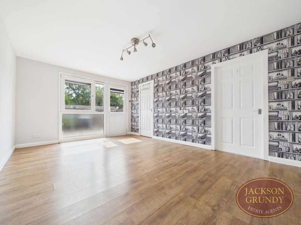 Property photo 3 of 13 Thatchwell Court