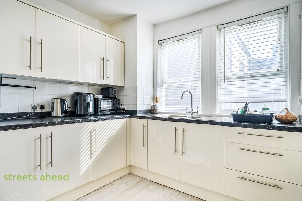 Property photo 3 of 17 038E5E73-F65B-4d1...