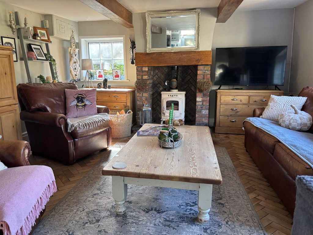 Property photo 2 of 18 Lounge