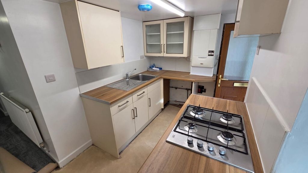 Property photo 3 of 6 Kitchen