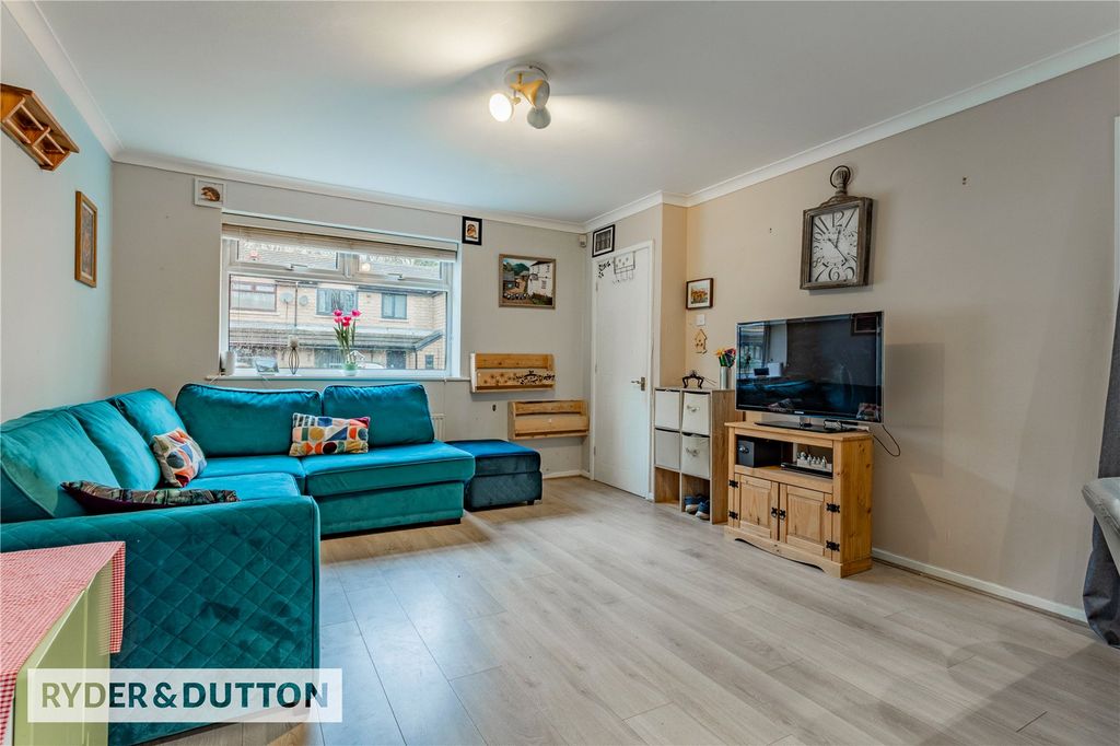 Property photo 2 of 19 Lounge