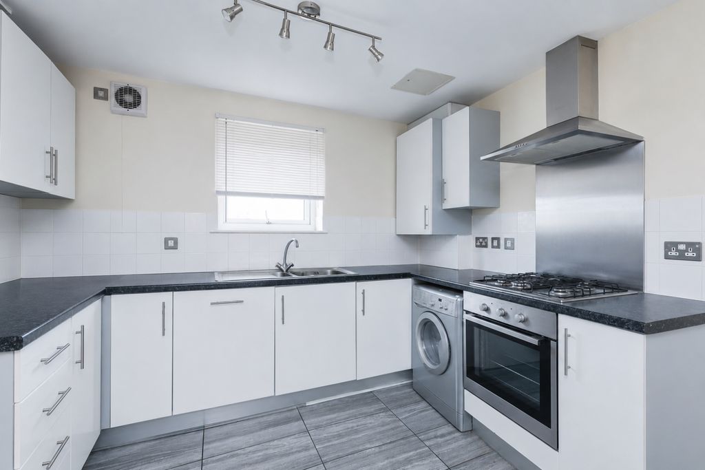 Property photo 2 of 11 Kitchen