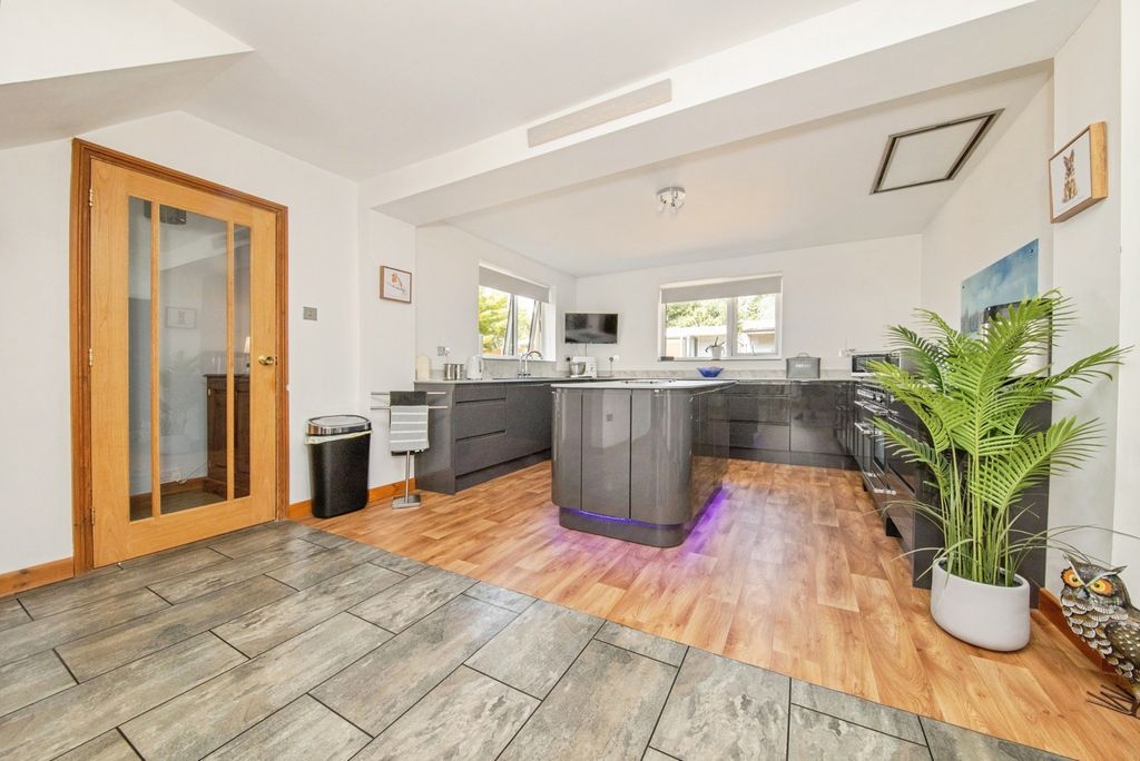 Property photo 1 of 32 Pbox-Img.Jpg