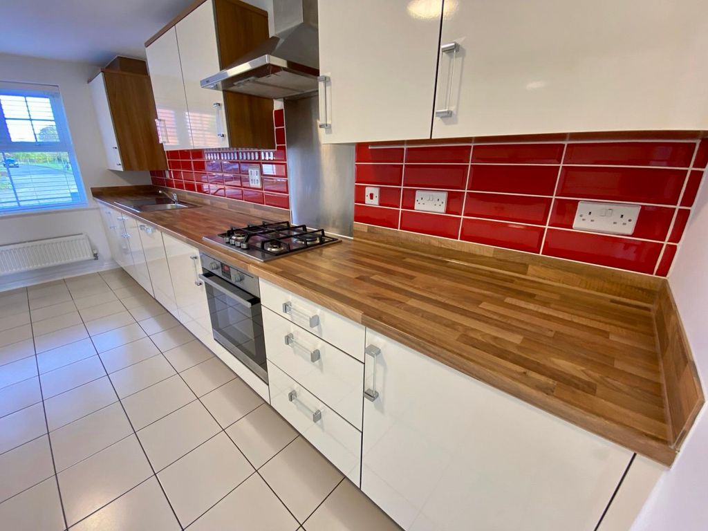 Property photo 2 of 19 Kitchen