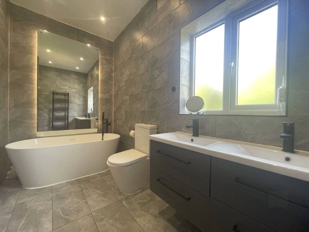 Property photo 3 of 23 Luxury Bathroom
