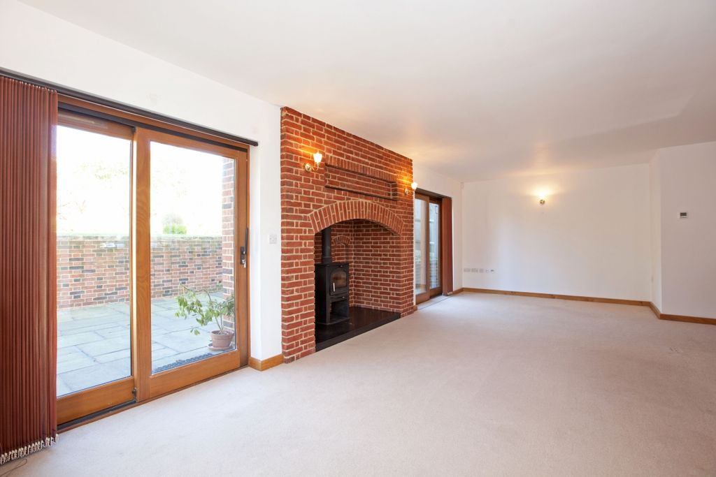 Property photo 3 of 11 .