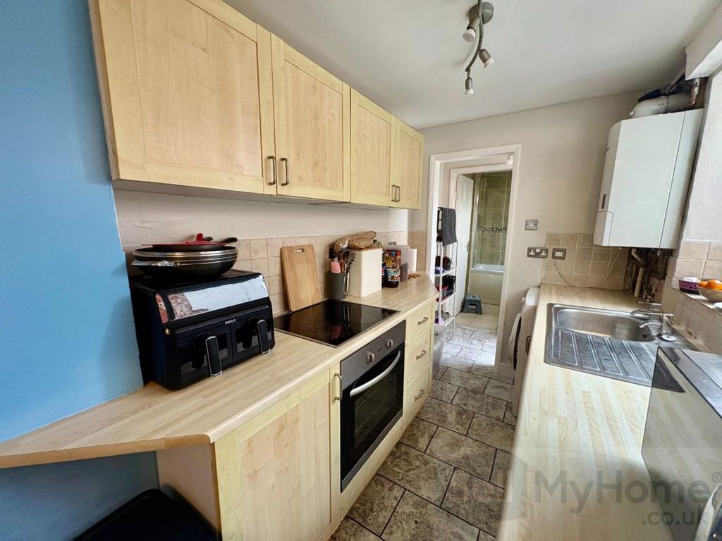 Property photo 3 of 8 Kitchen