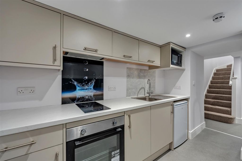 Property photo 1 of 16 Kitchen 1