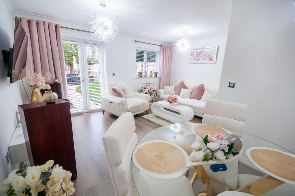 Property photo 3 of 16 Lounge/Diner