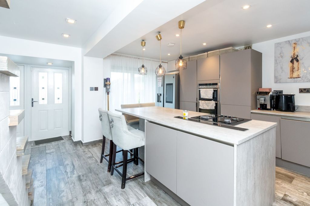 Property photo 2 of 48