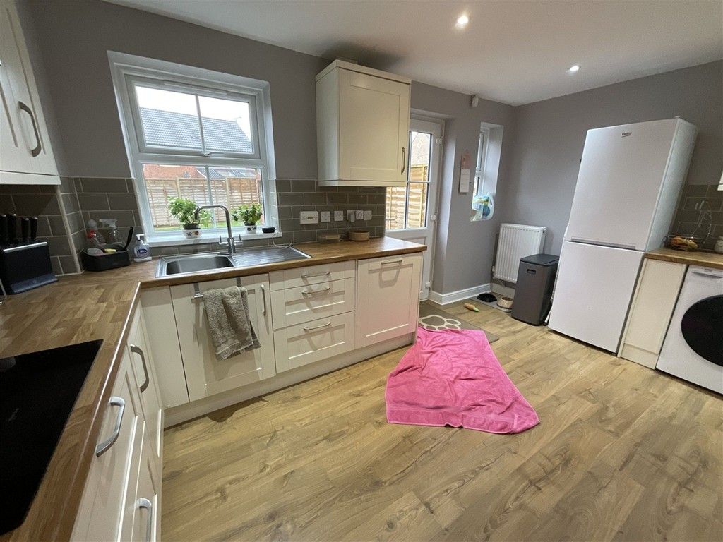 Property photo 2 of 11 Kitchen