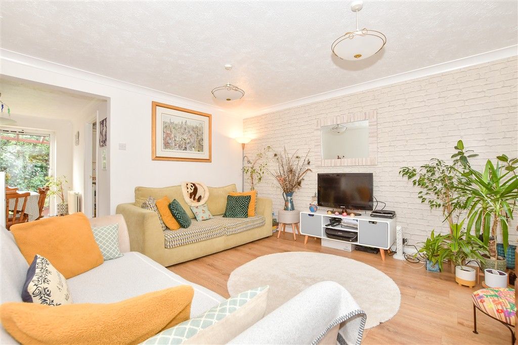 Property photo 2 of 11 Lounge