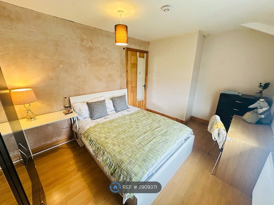 Property photo 1 of 19 Room Comes Furnished With Everything Shown