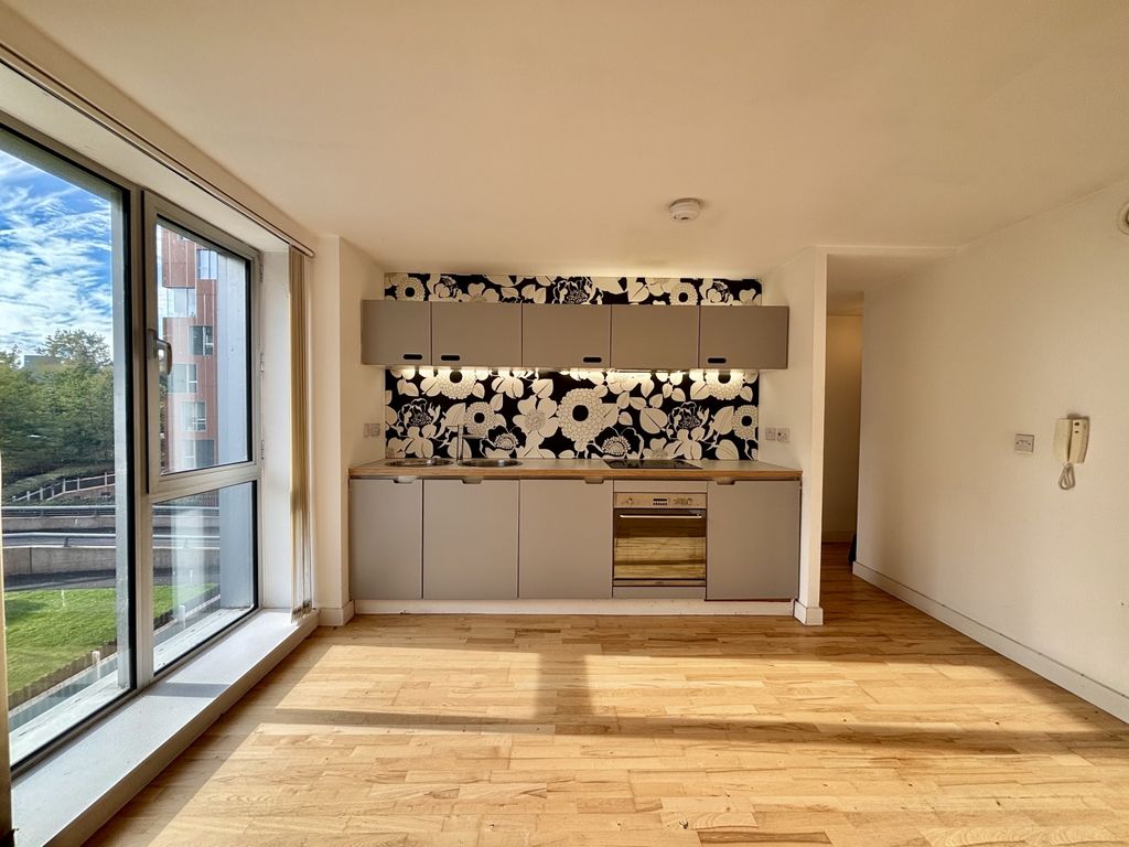 Property photo 3 of 11 Image00004