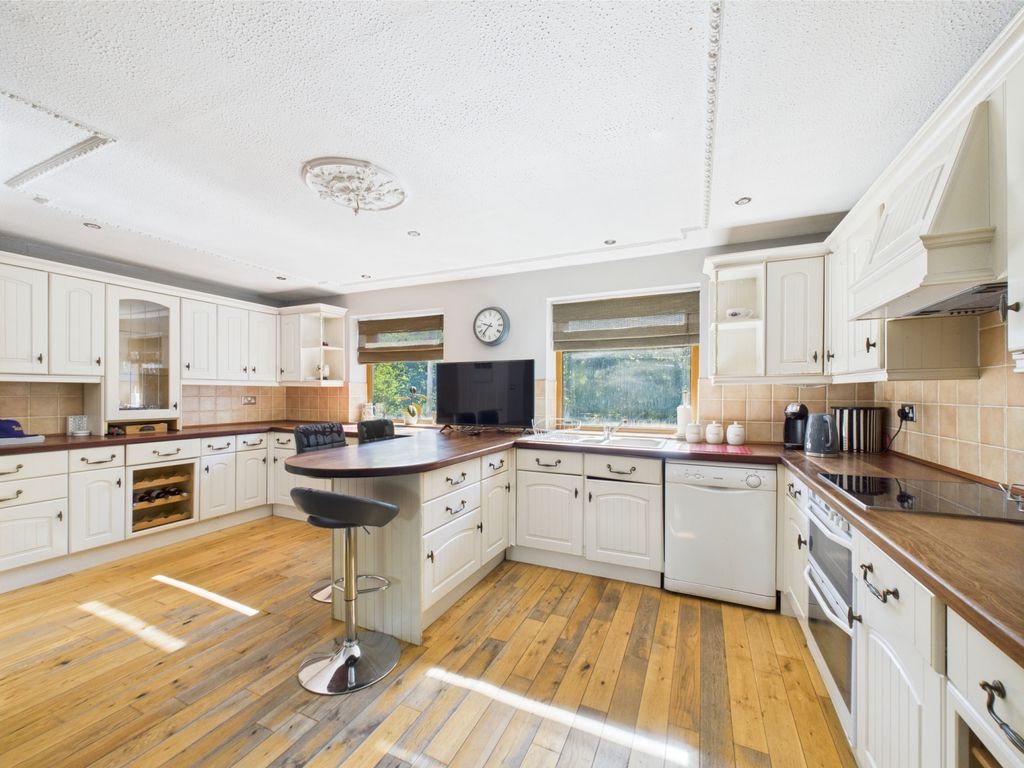 Property photo 2 of 25 Open Plan Kitchen Diner Family Room